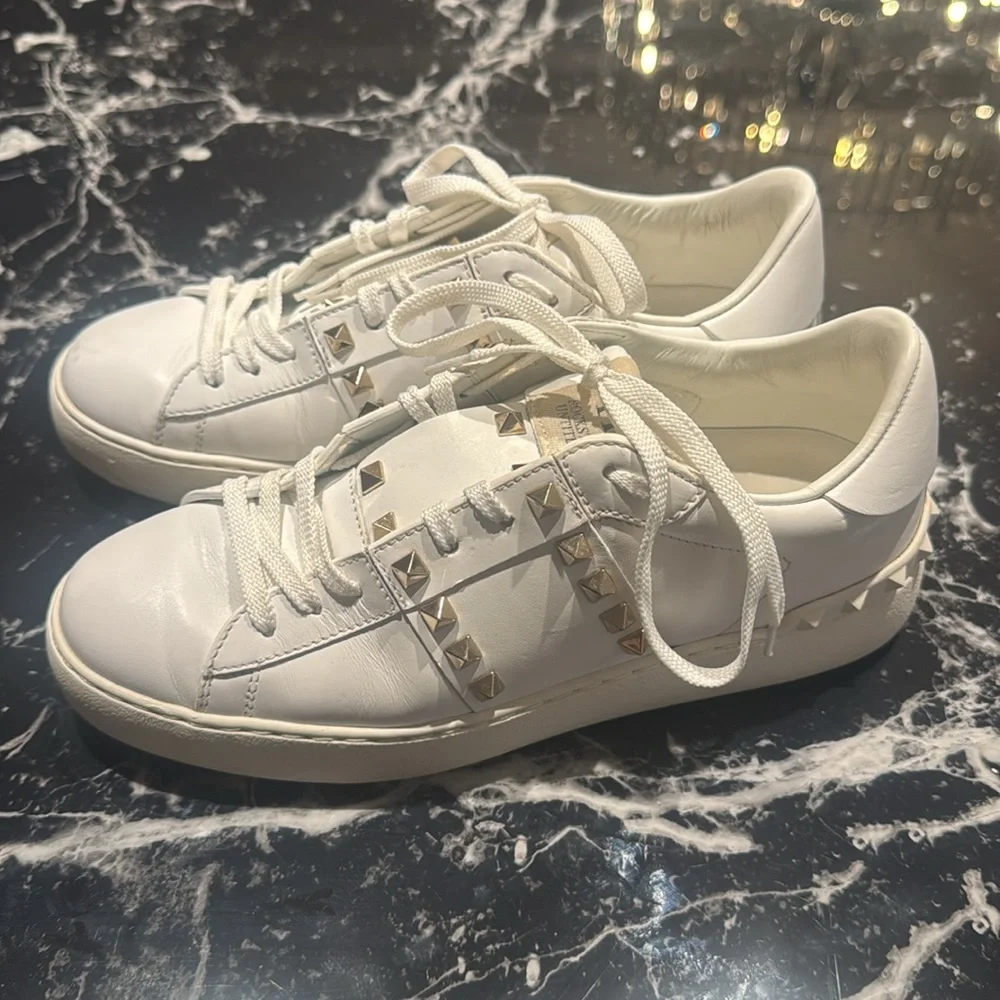 Valentino stud size 38
Worn 3 times. Like new- slight scuff on right toe. - Picture 3 of 4